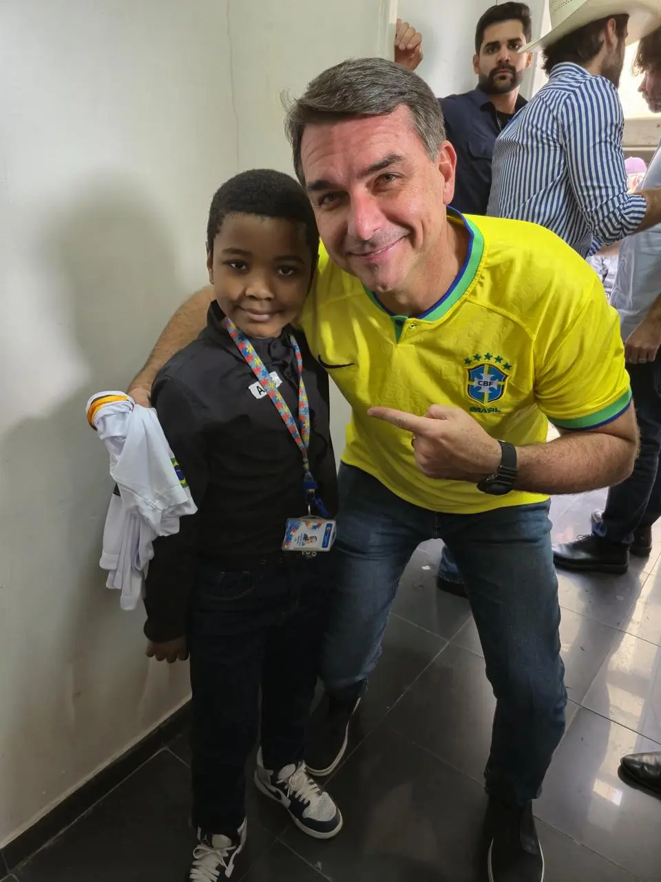 Cláudio Dias com o filho e o senador Flávio Bolsonaro.